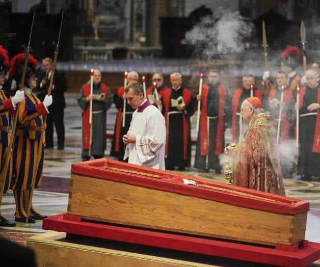 La basílica de San Pedro abre sus puertas para que los católicos se despidan del papa Francisco