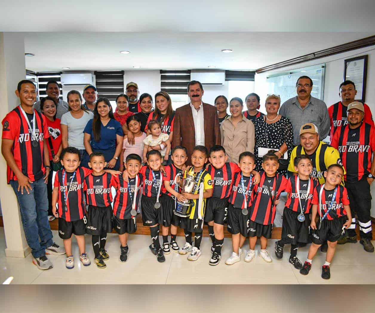 Recibe alcalde a subcampeones