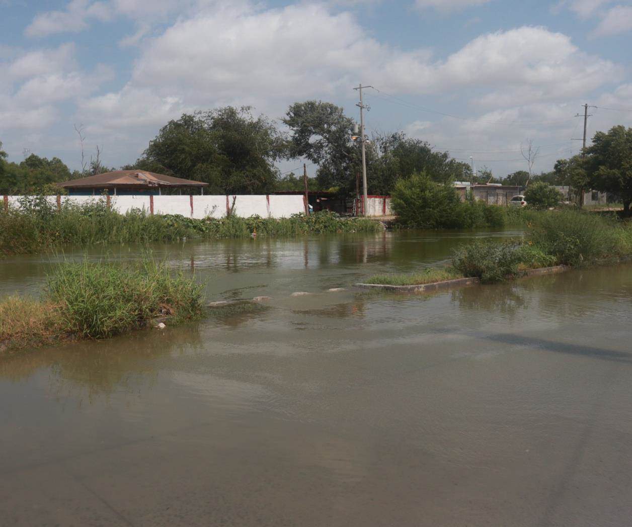 Se desborda el Rodhe: Anega canal calle en la ArcoIris