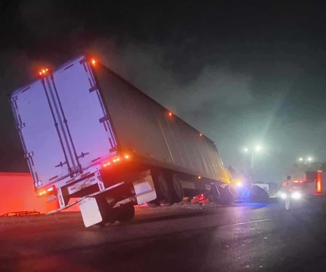 Tráiler queda colgando de puente en Altamira