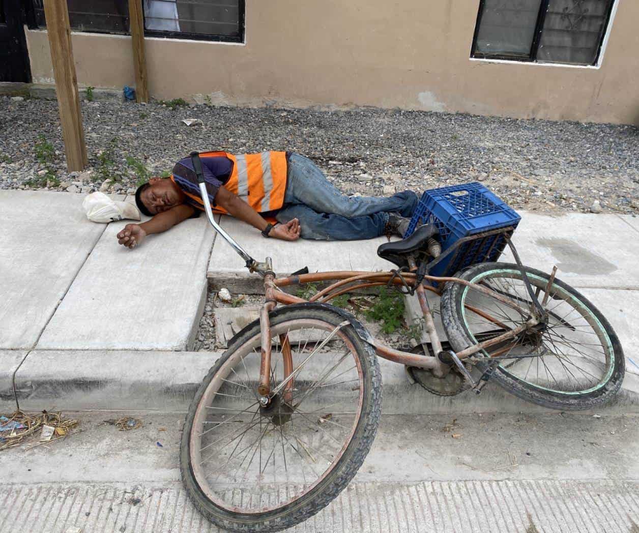 Acaba fiesta tirado en la banqueta