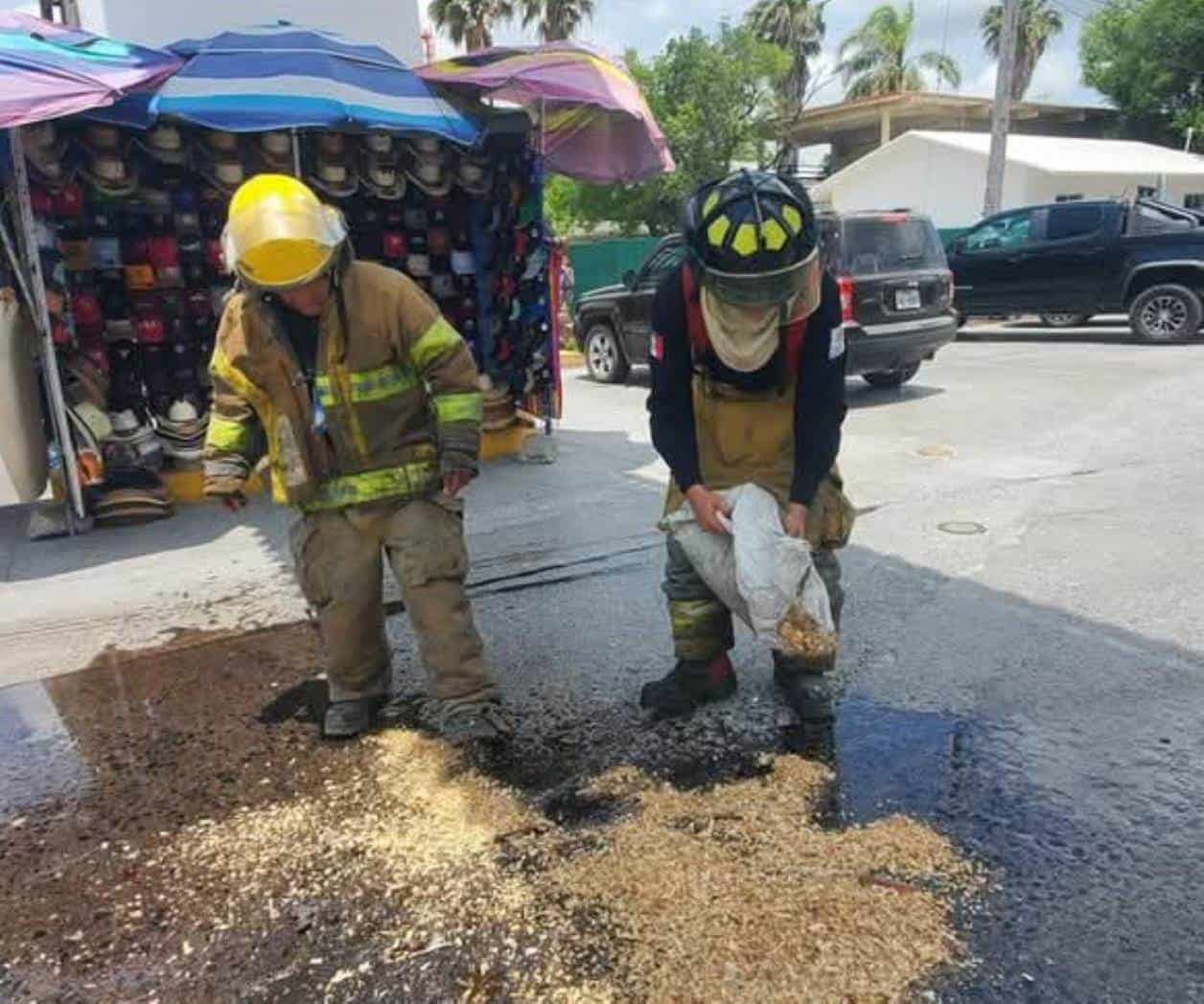 Atienden bomberos derrame de aceite