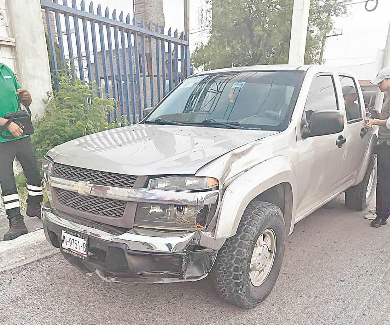 Choca de frente motociclista contra una camioneta