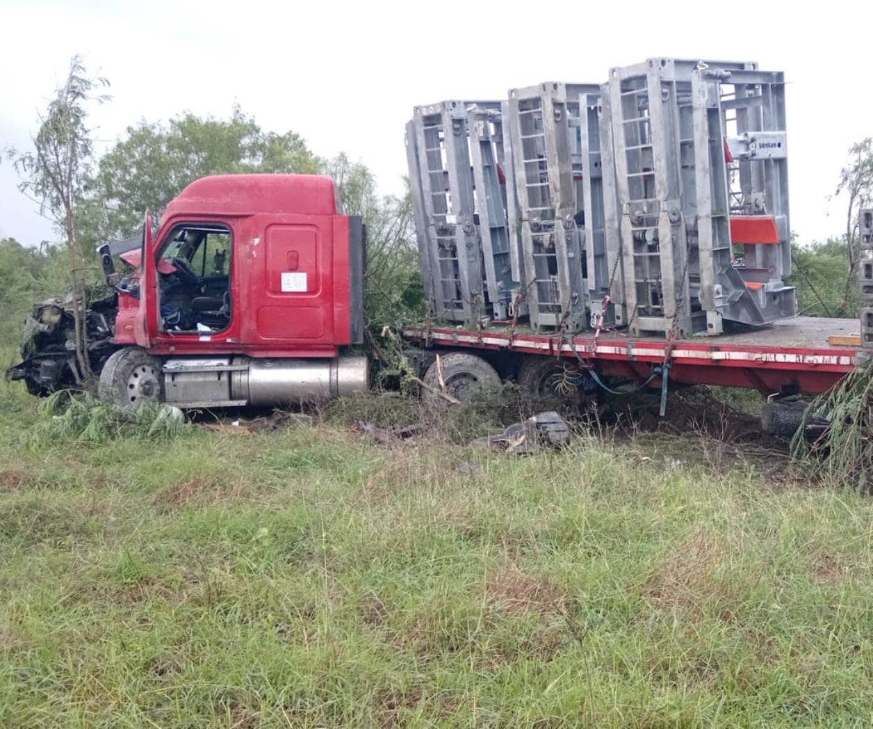 Tractocamión derrapa por la húmeda autopista
