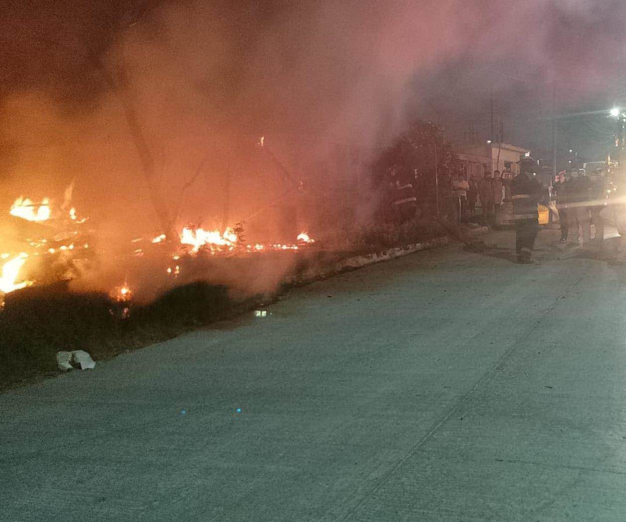 Arrasa fuego con vivienda