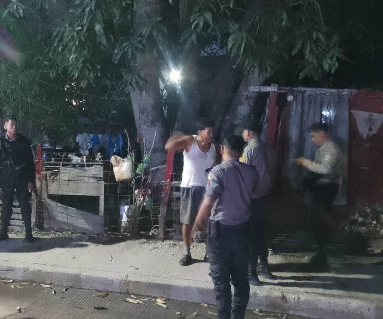 Irrumpe en un hogar con machete en mano