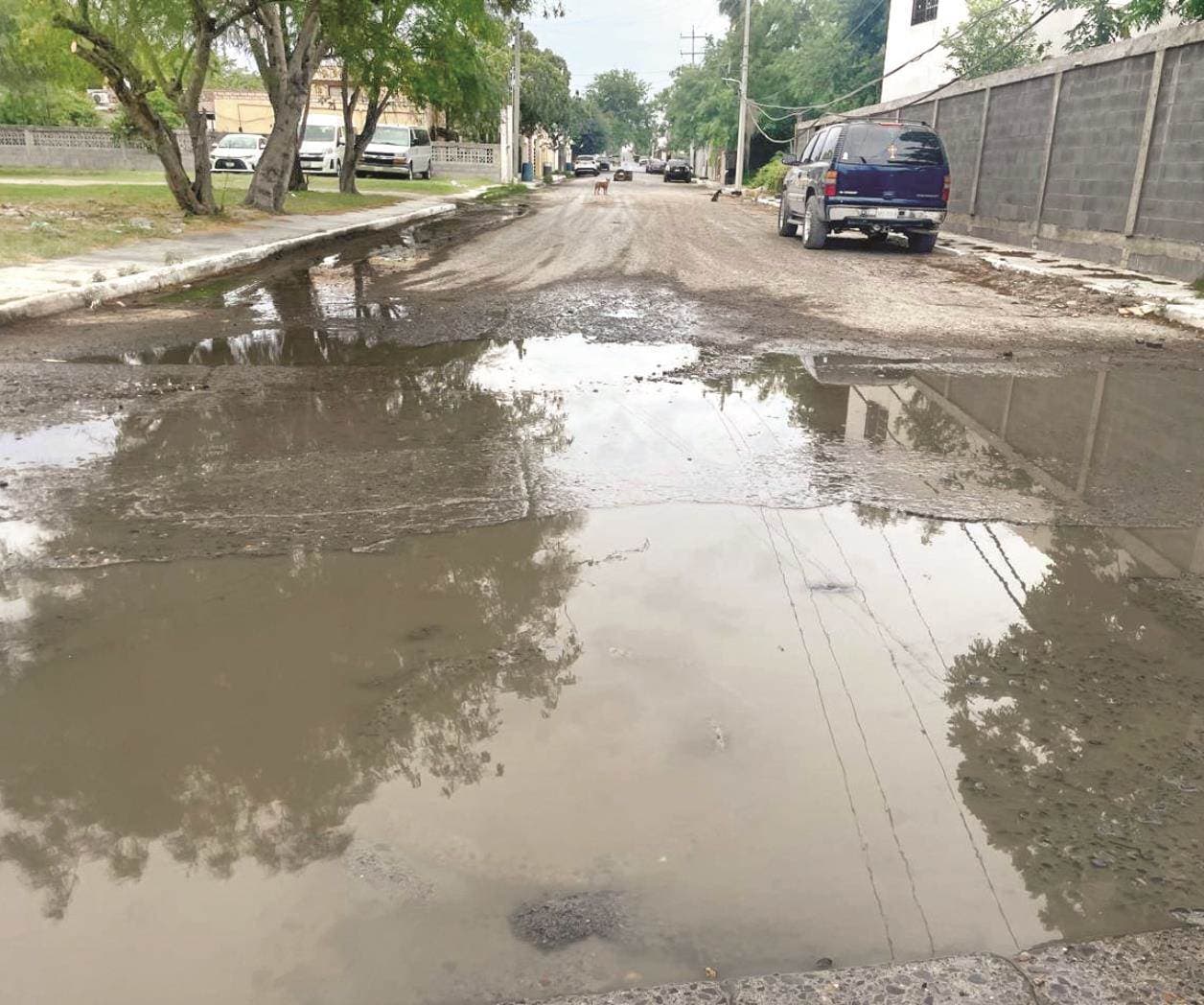 Reclaman atención a fuga de agua negra en las Cumbres