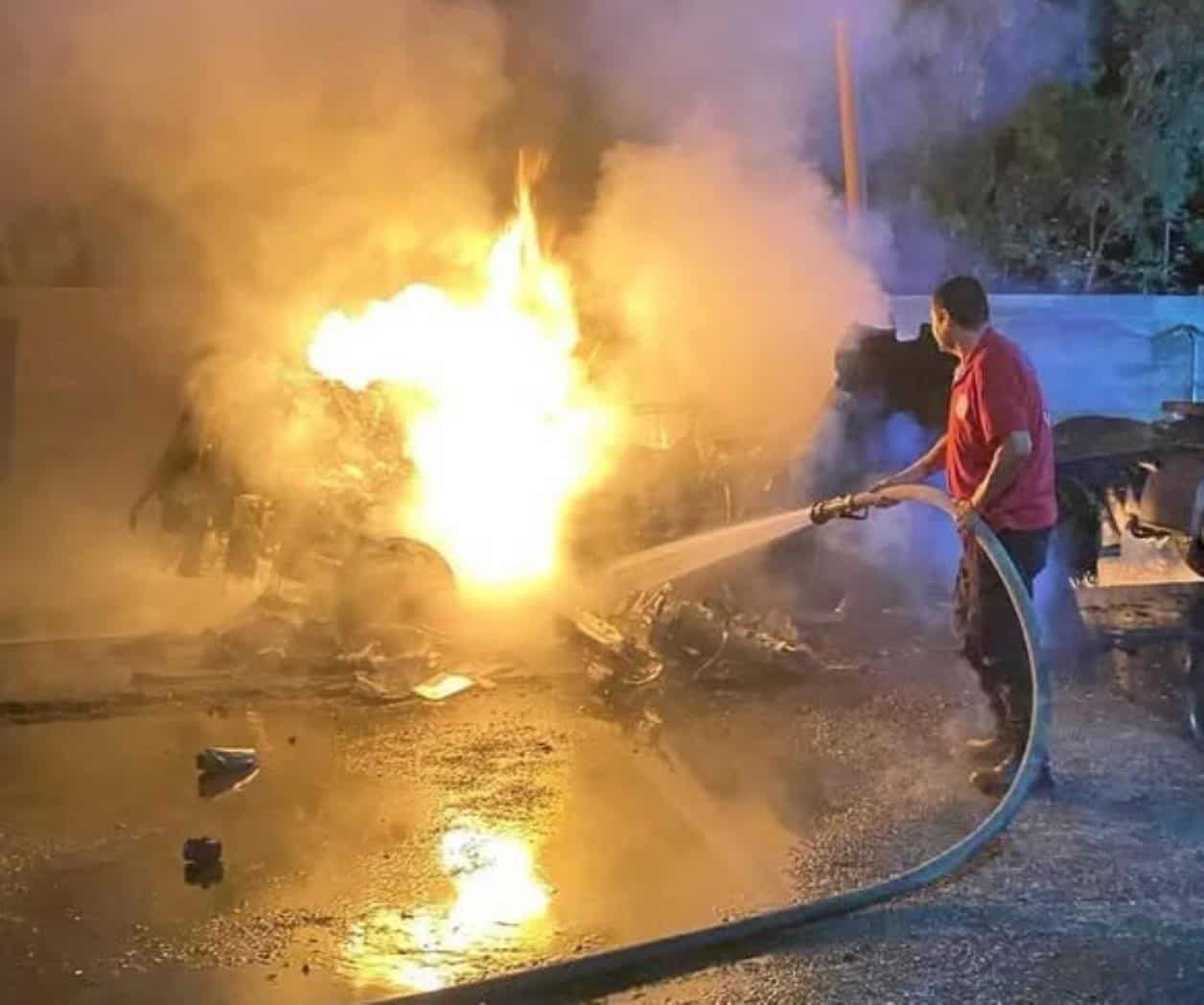Se quema tractocamión durante la madrugada