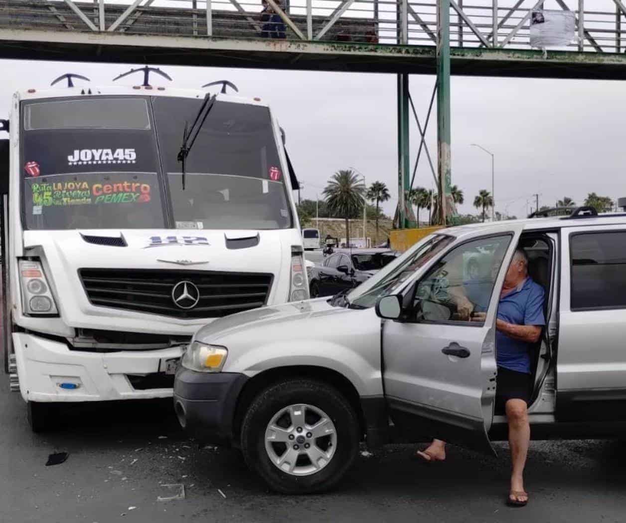 Chocan micro y camioneta en la Lázaro Cárdenas