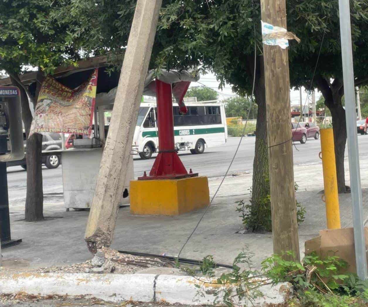 Está poste a punto de caer en Jarachina Sur