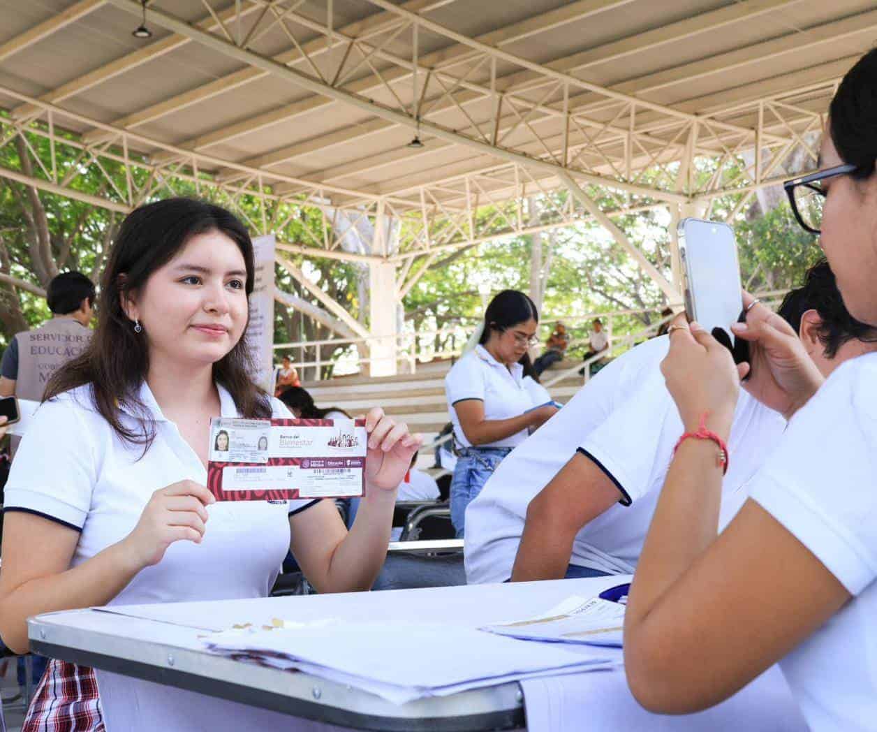 Programan entrega de las becas Benito Juárez