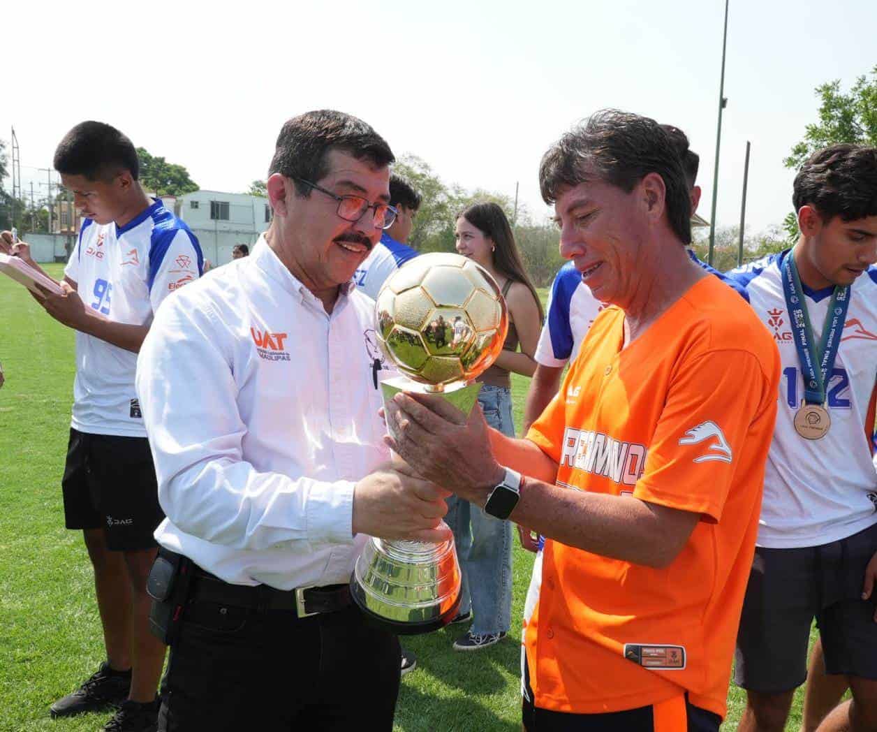 Recibe rector a  campeones de la Liga Premier