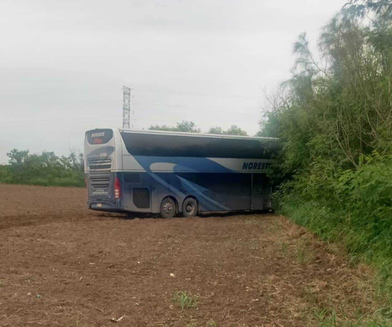 Chocan camión y una camioneta