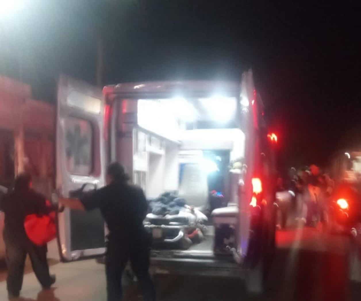 Termina motociclista impactado en negocio