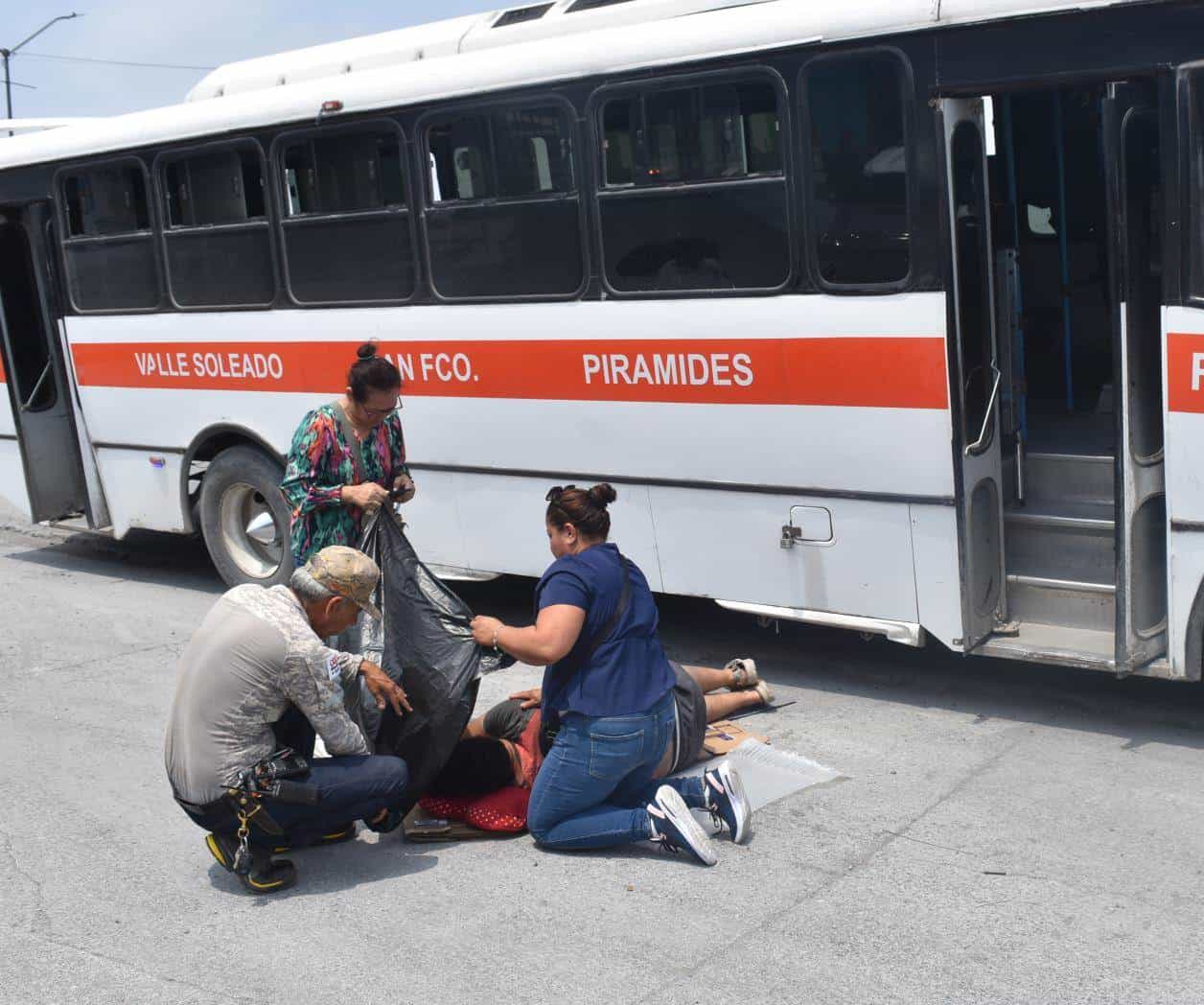 Queda inconsciente joven tras caer de transporte