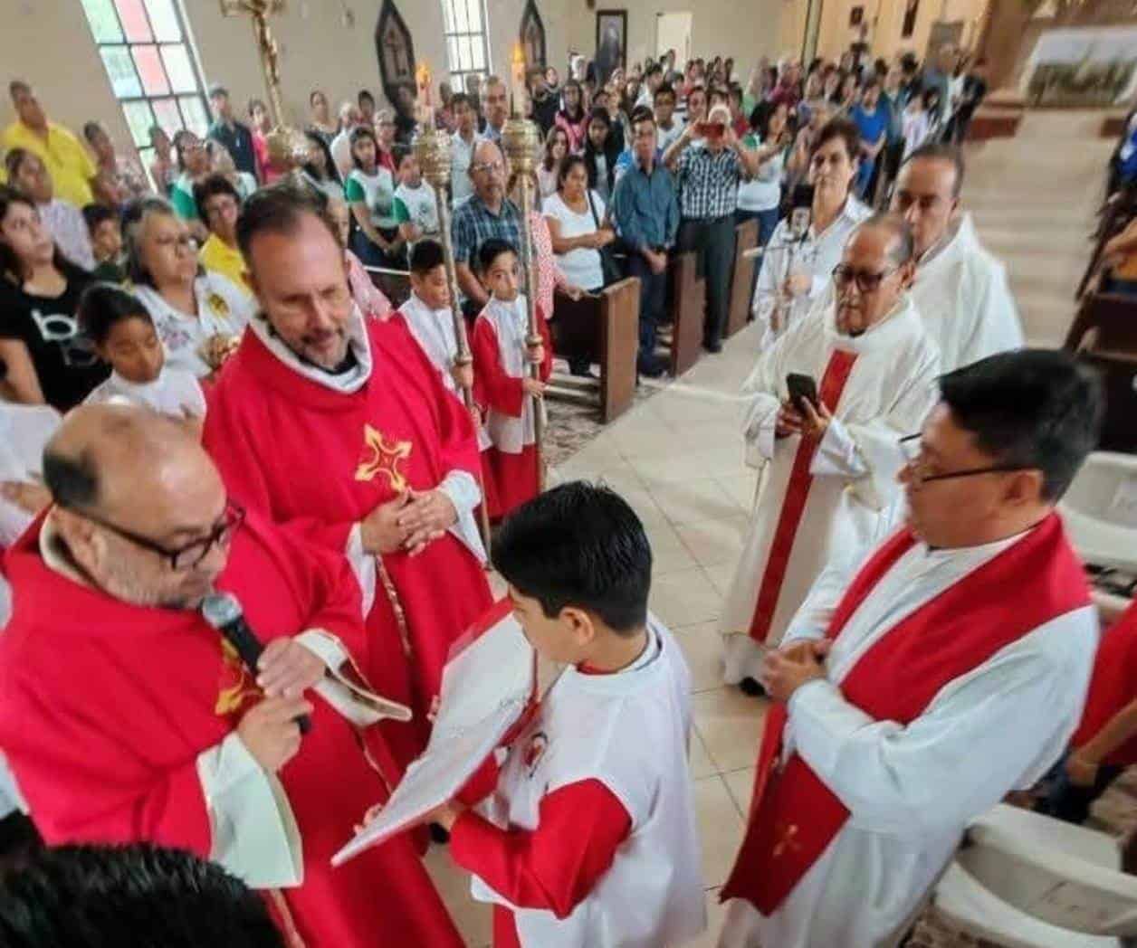 Reciben a párroco