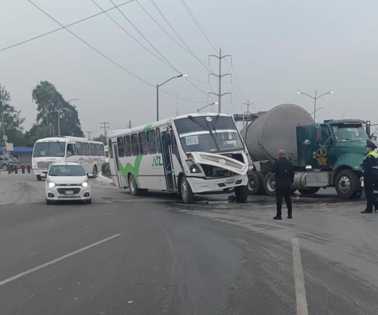 Reportan seis pasajeros lesionados