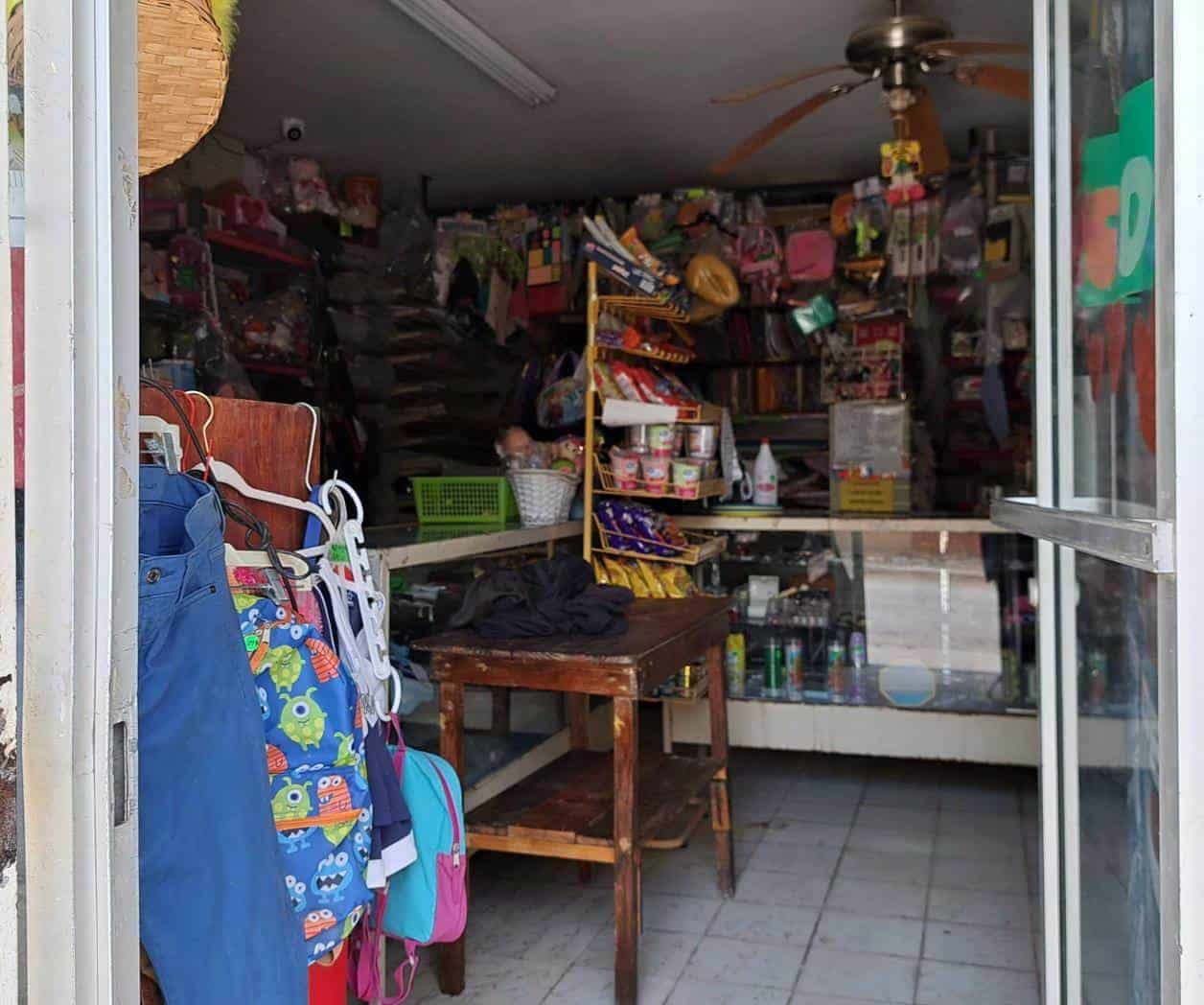 Trabaja sin luz desde la inundación