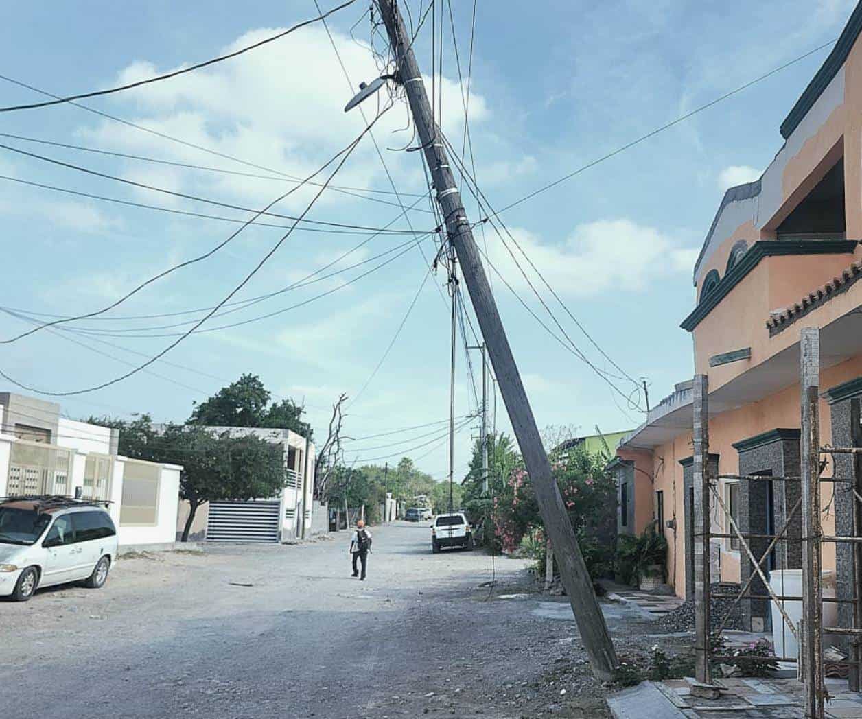 Temen caída de poste y provocar un accidente
