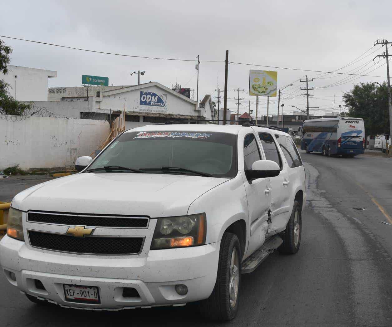 Da vuelta prohibida y provoca accidente