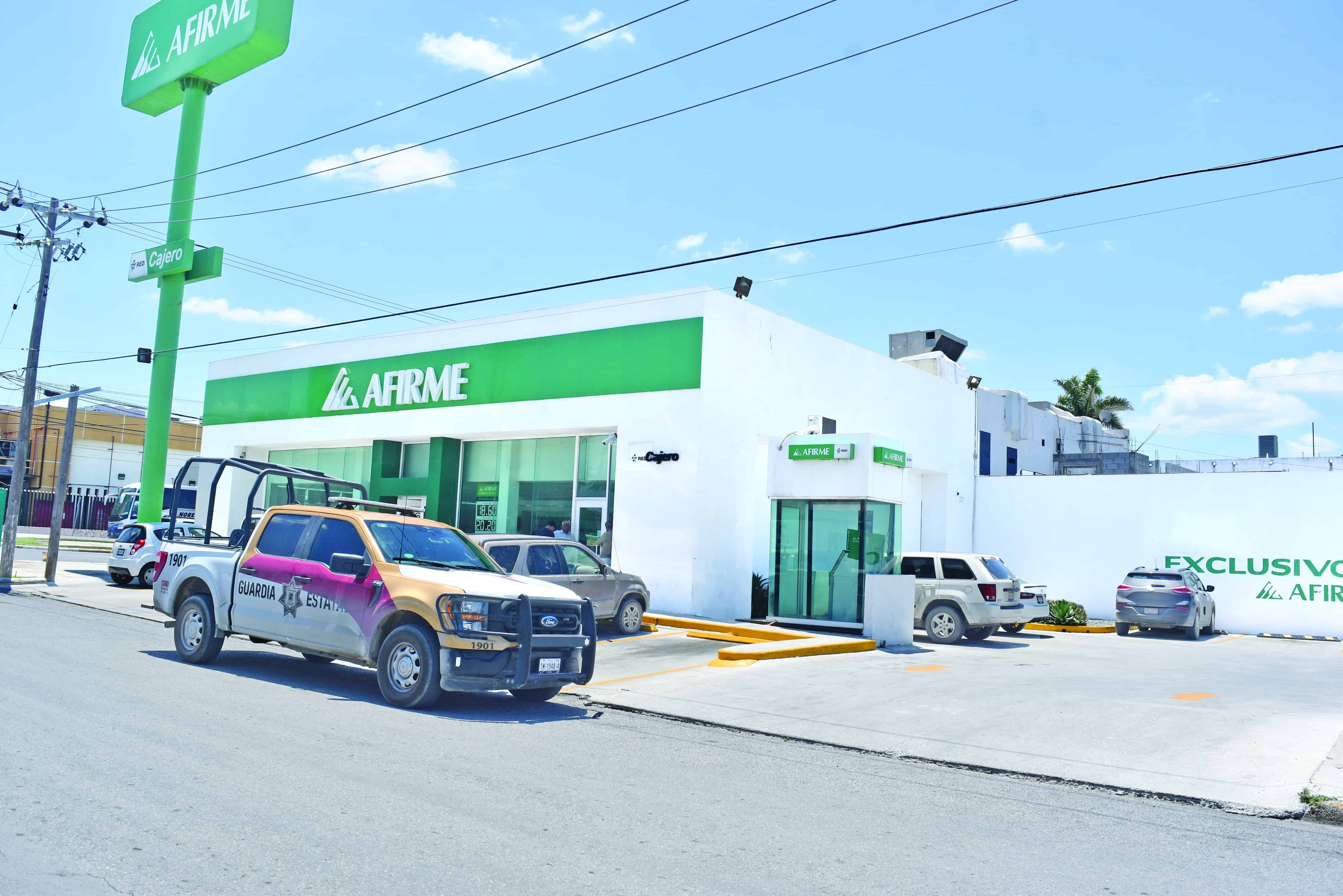 Sufre mujer asalto a mano armada en estacionamiento