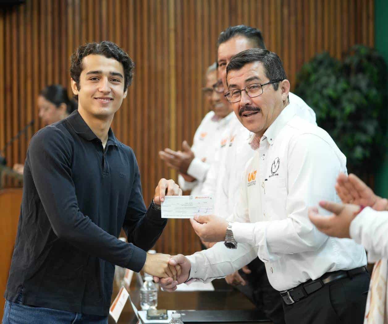Reconoce la UAT a hijos de docentes