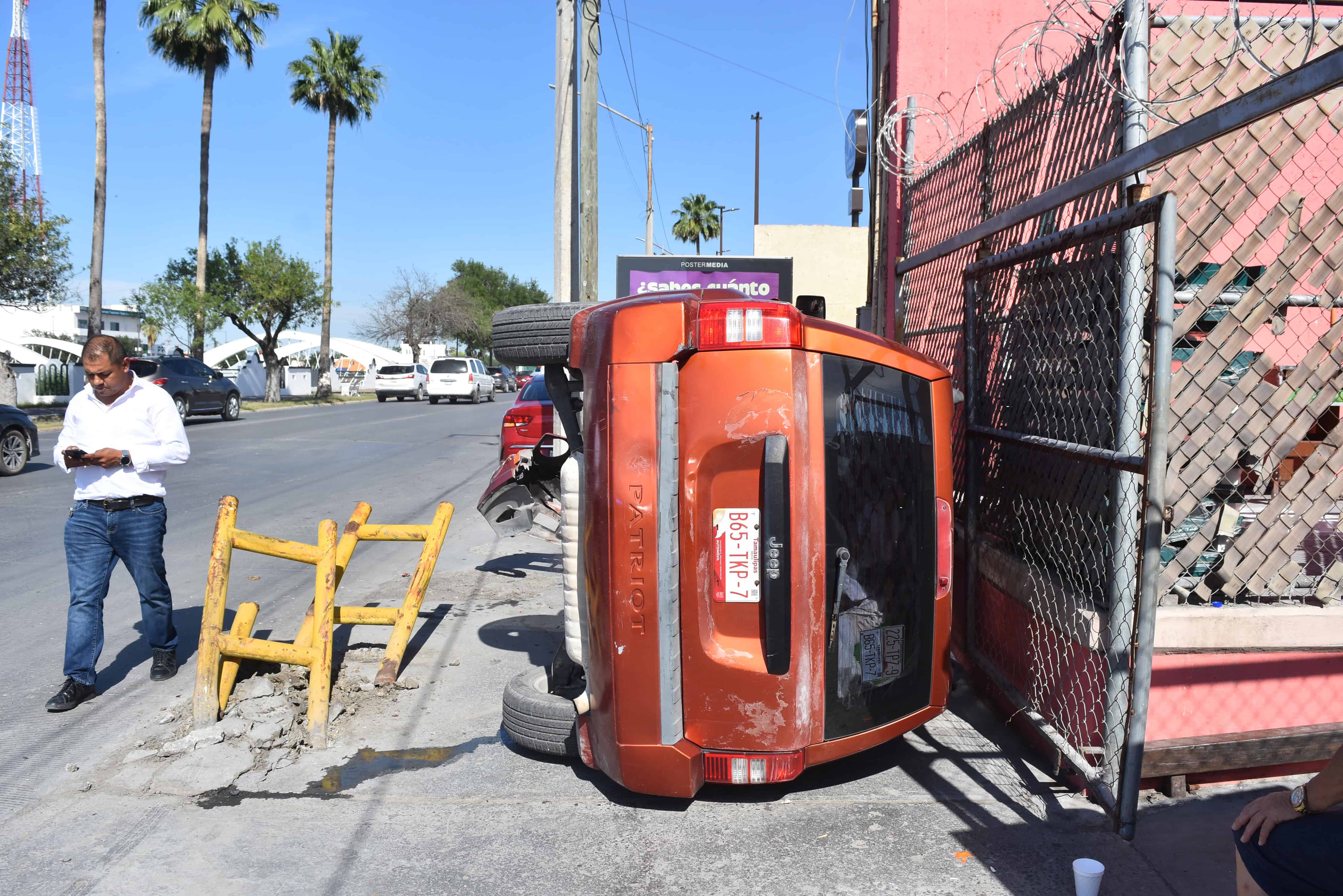 Vuelca camioneta
