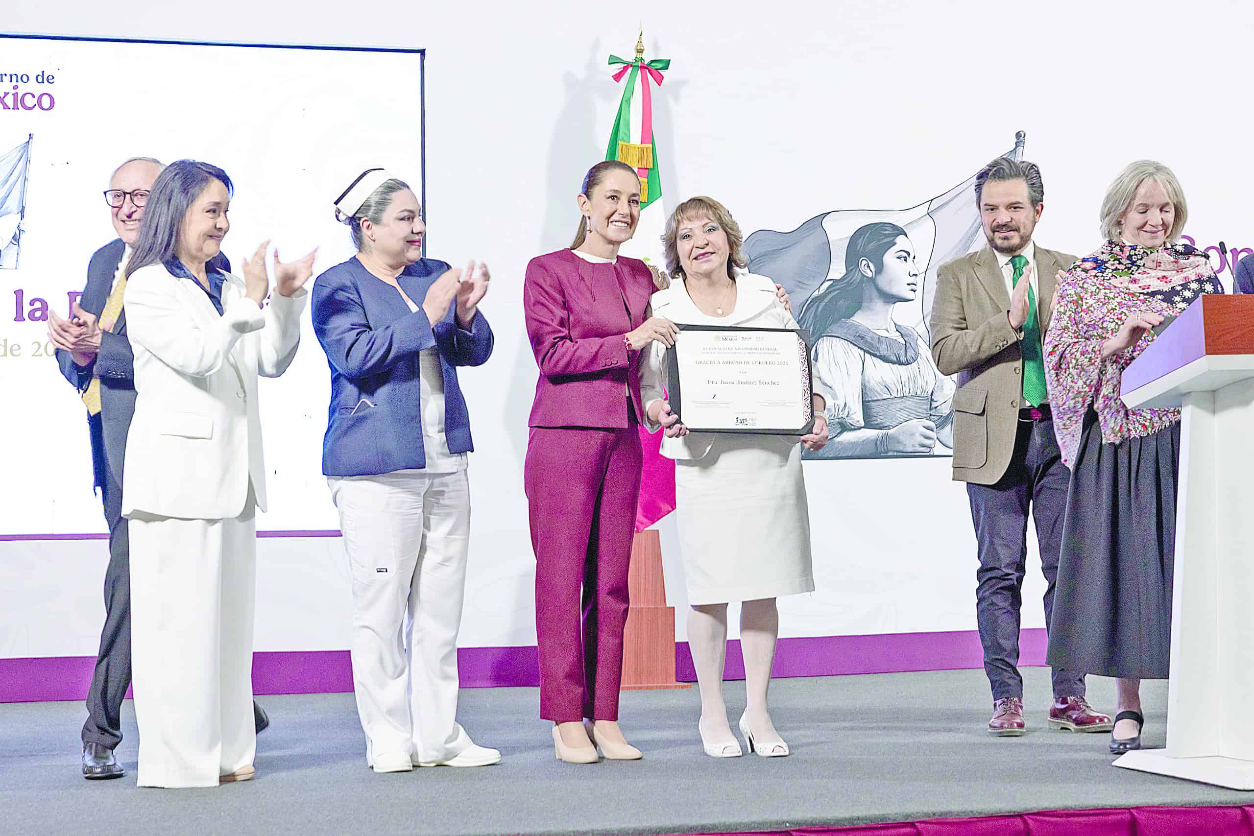 Visitan casas de adultos mayores