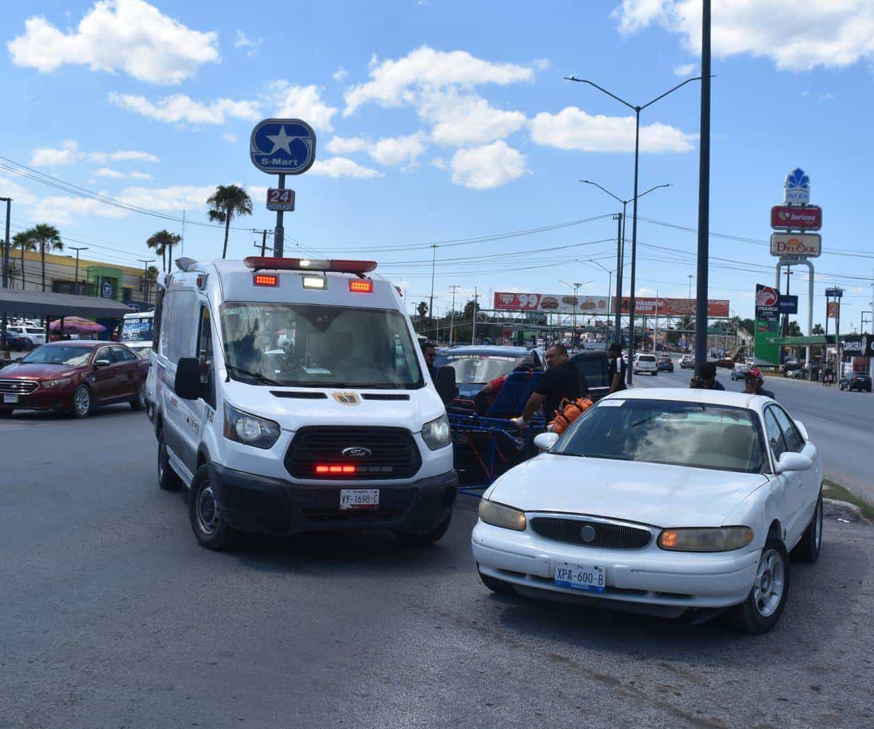 Toma retorno y provoca choque