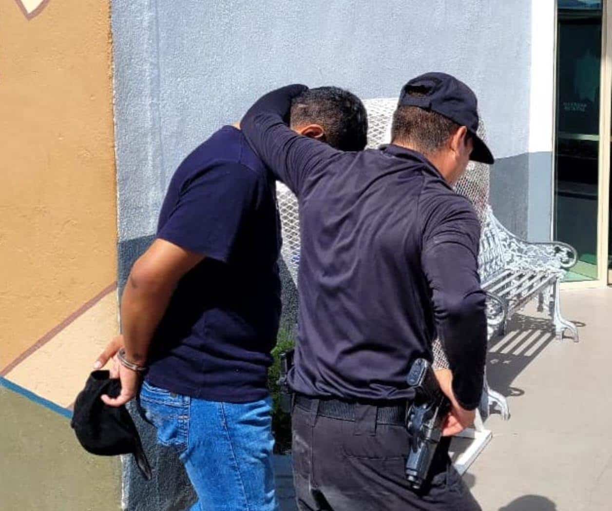 Detienen a sujeto por fumar hierba verde en la calle