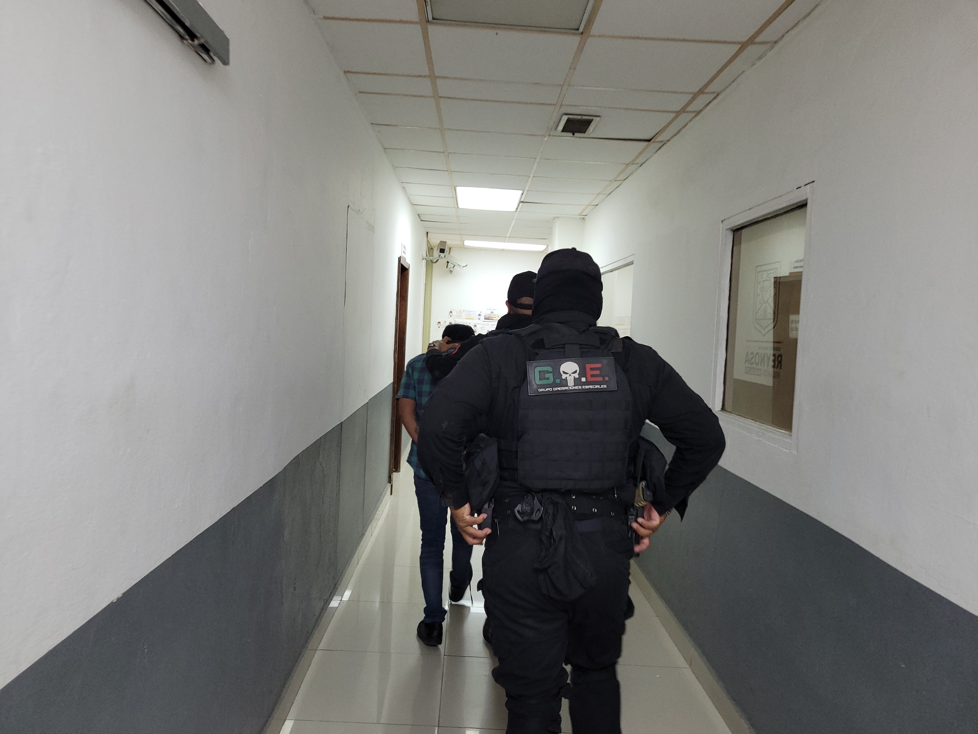 Se pone agresivo con su madre y lo detienen