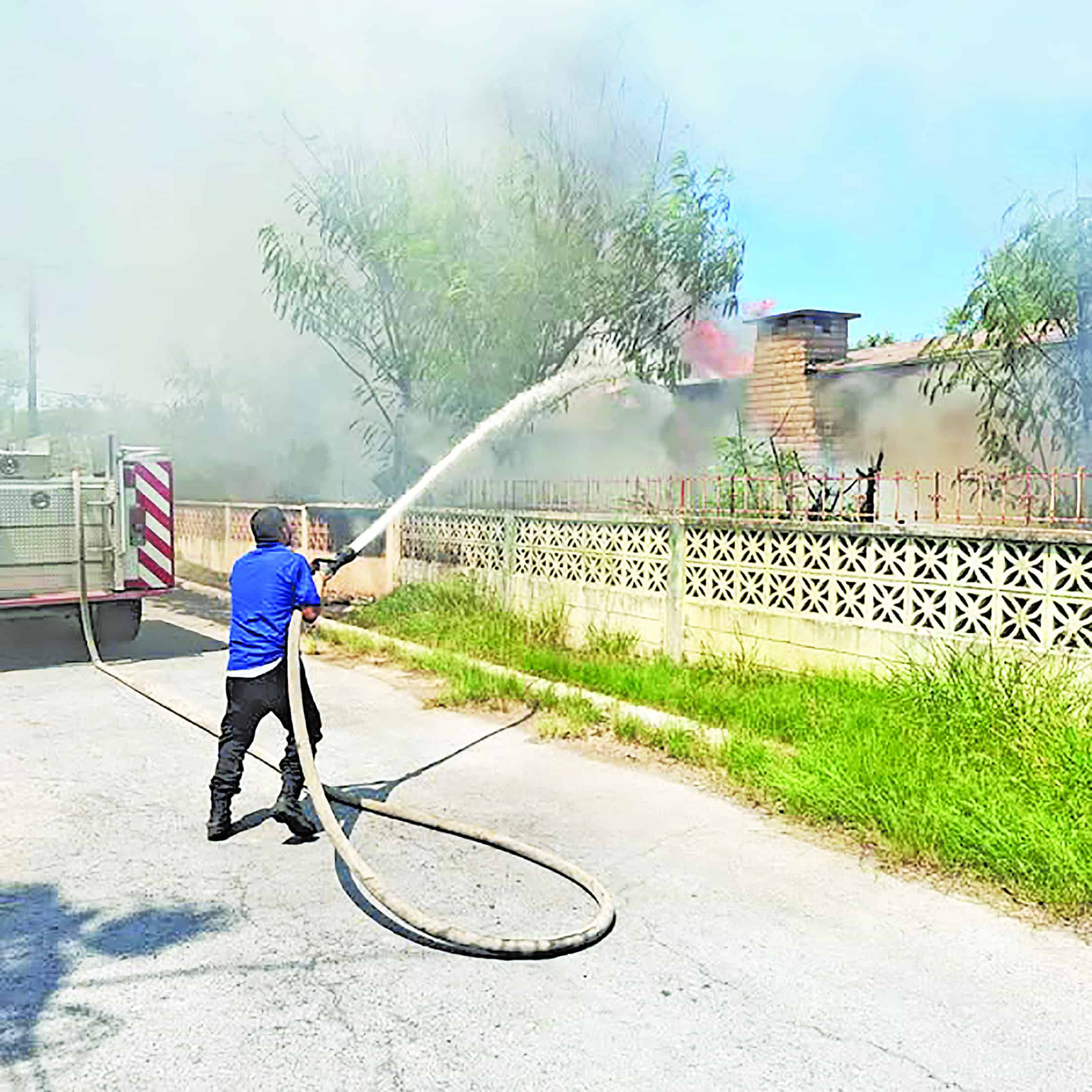 Combaten los bomberos incendios en Los Guerra