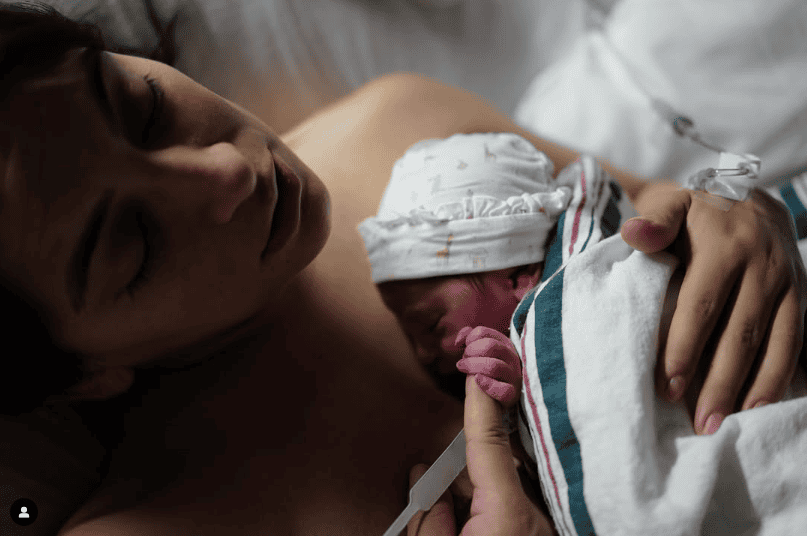 Actriz Ana Brenda debuta como mamá