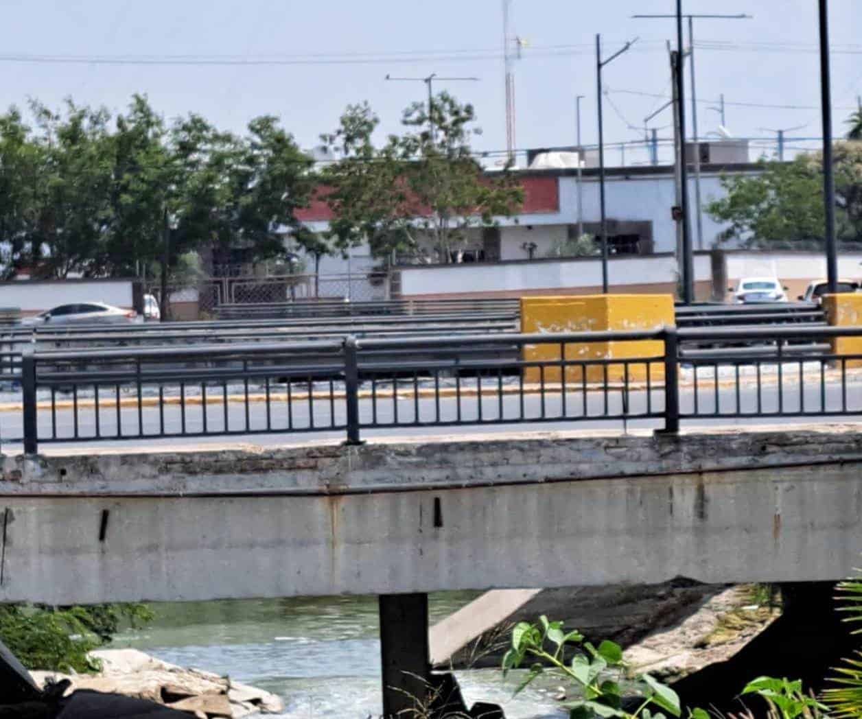 Reinstalan barandal en puente vehicular