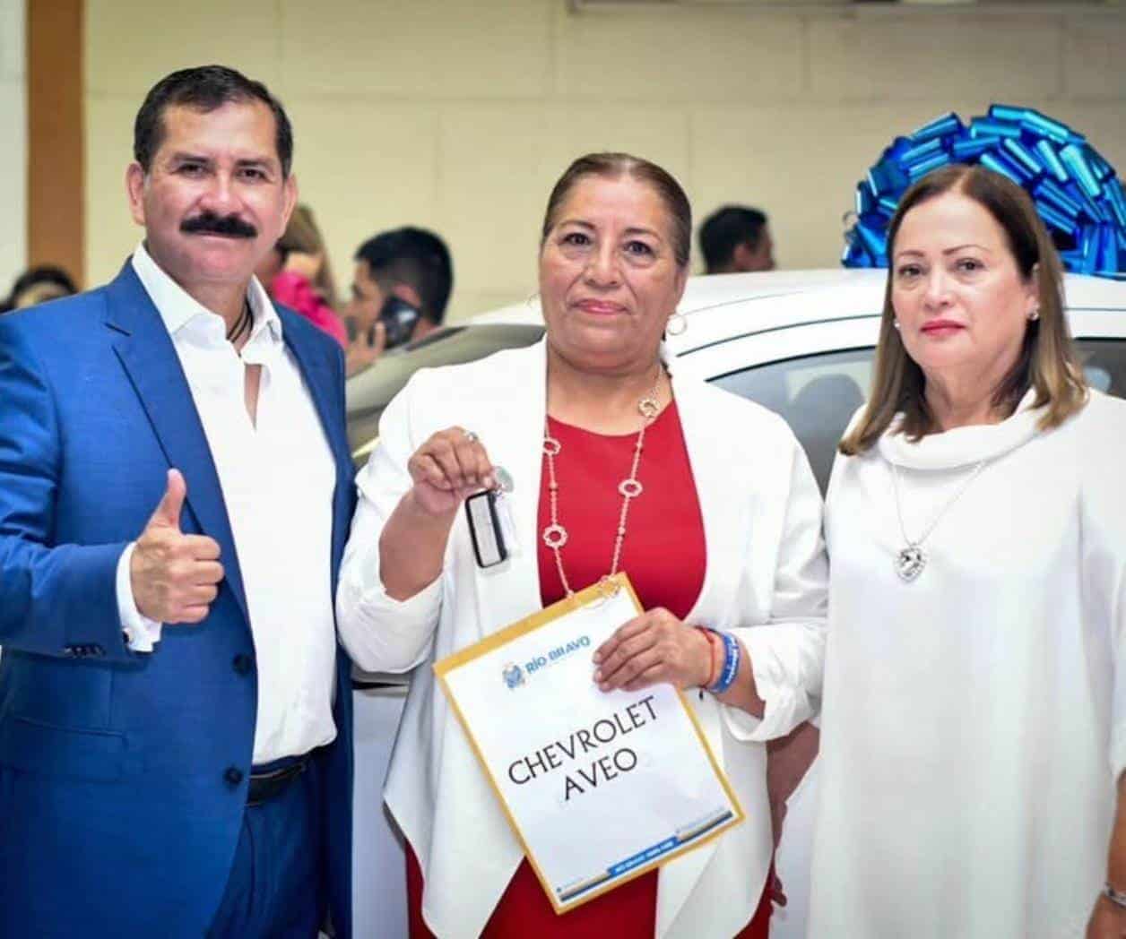 Regalan desde autos a laptops a maestros