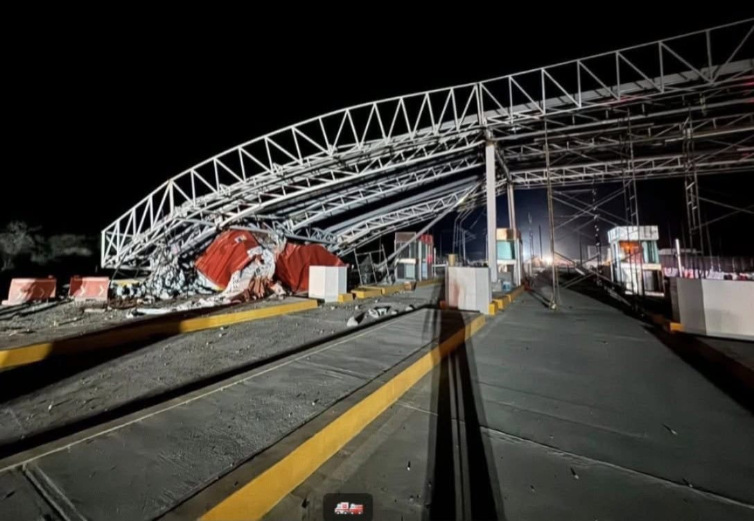 Tráiler se impacta contra caseta de cobro en la Rumbo Nuevo