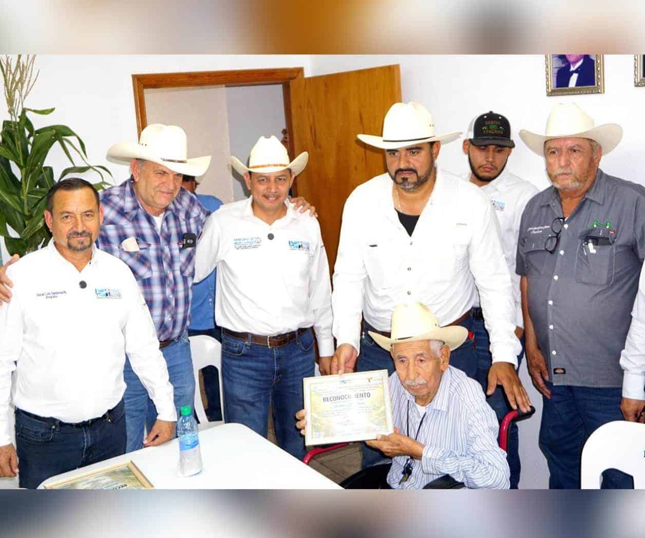 Reconocen a los agricultores