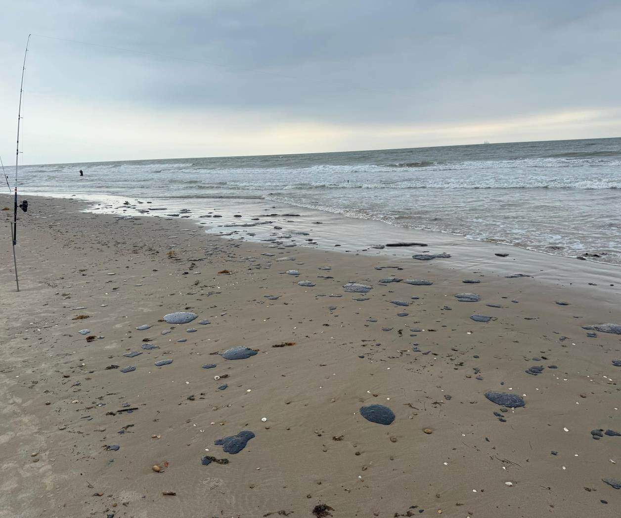 Cierran playa Tesoro por manchas de petróleo