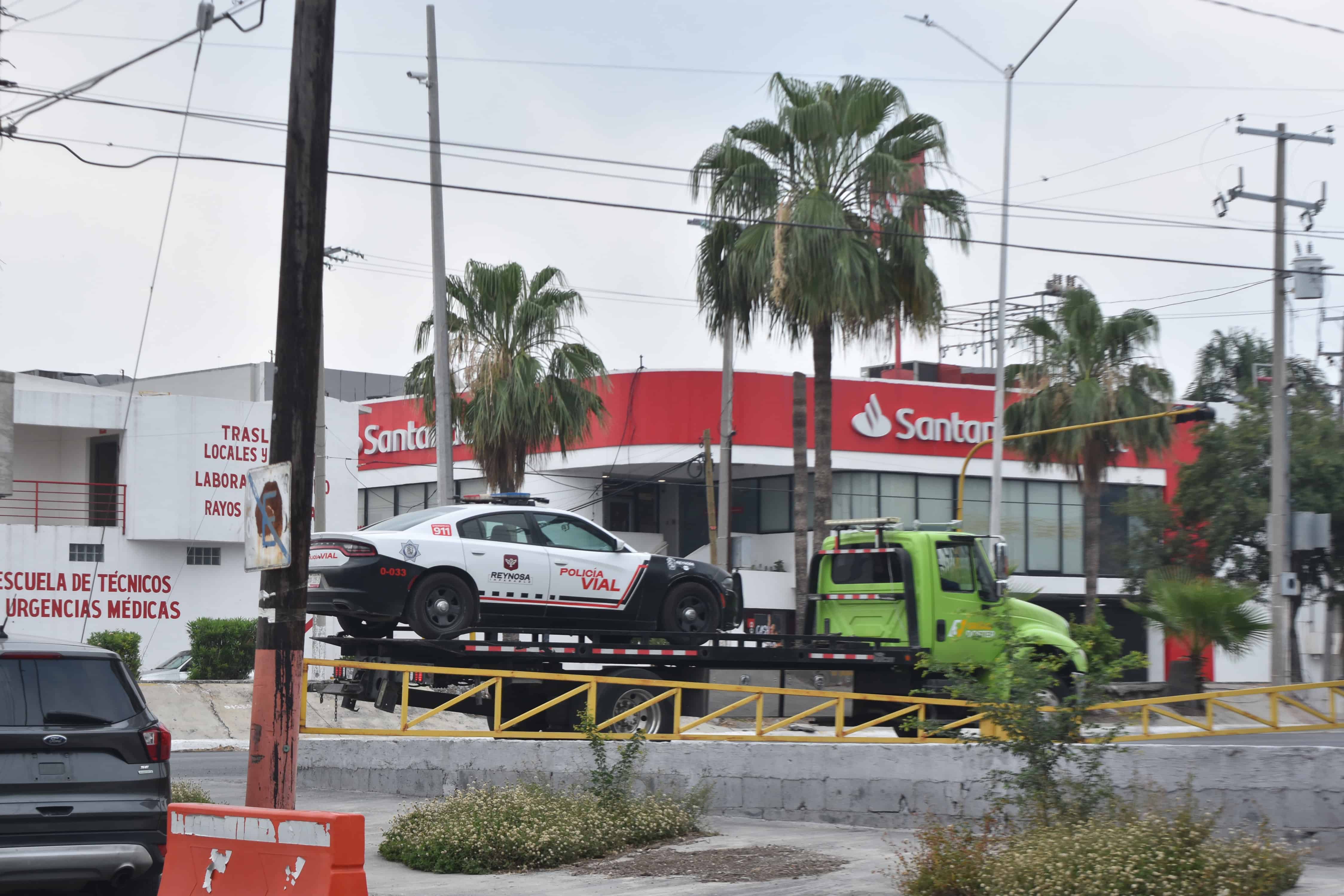Levanta grúa una patrulla de Tránsito