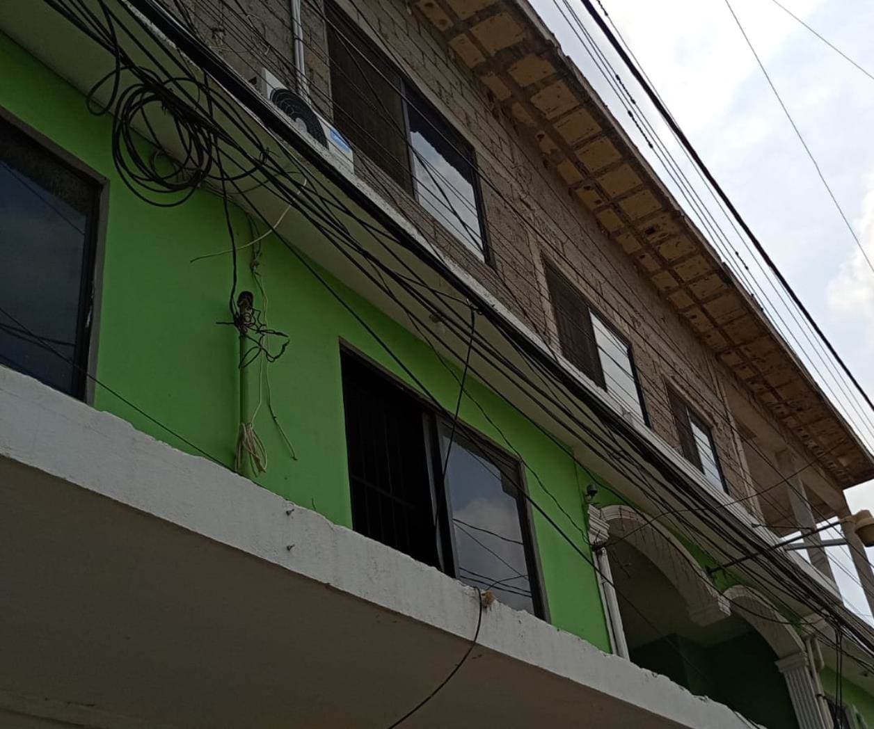 Instalador de climas queda electrocutado
