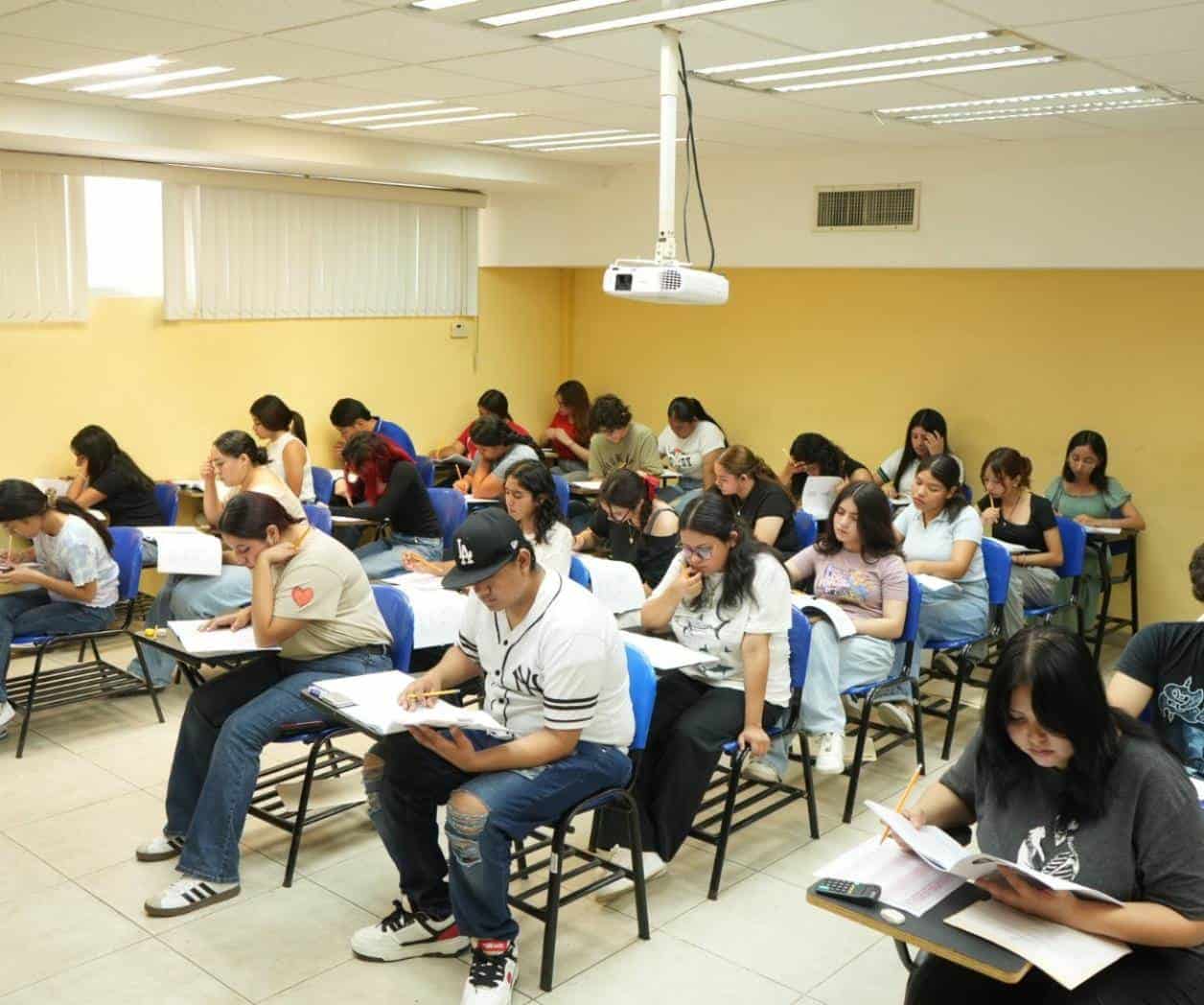 Miles de jóvenes  buscan ingresar a la Universidad