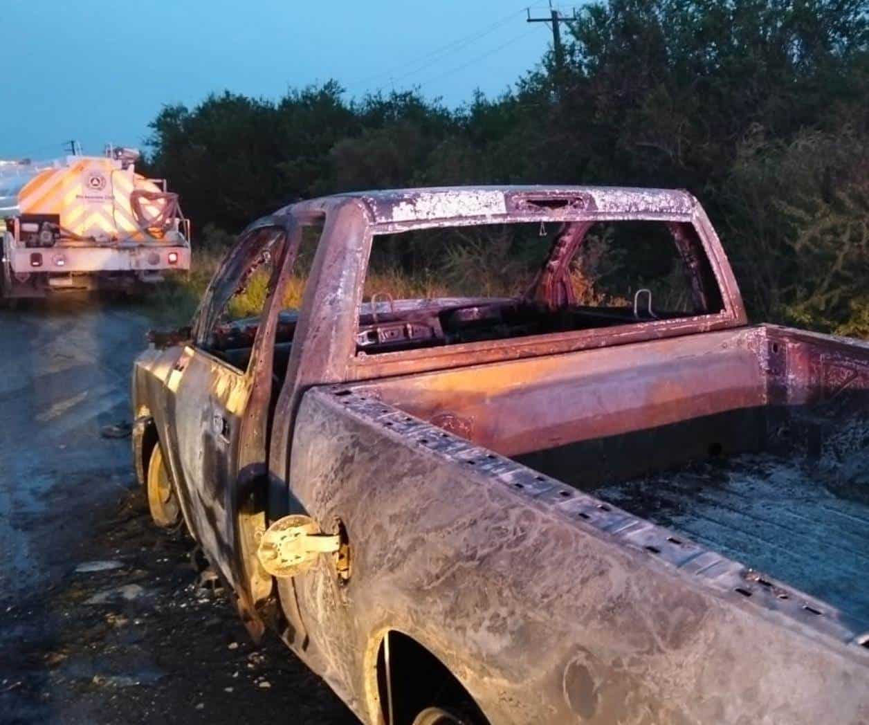 Cortocircuito provoca incendio de camioneta