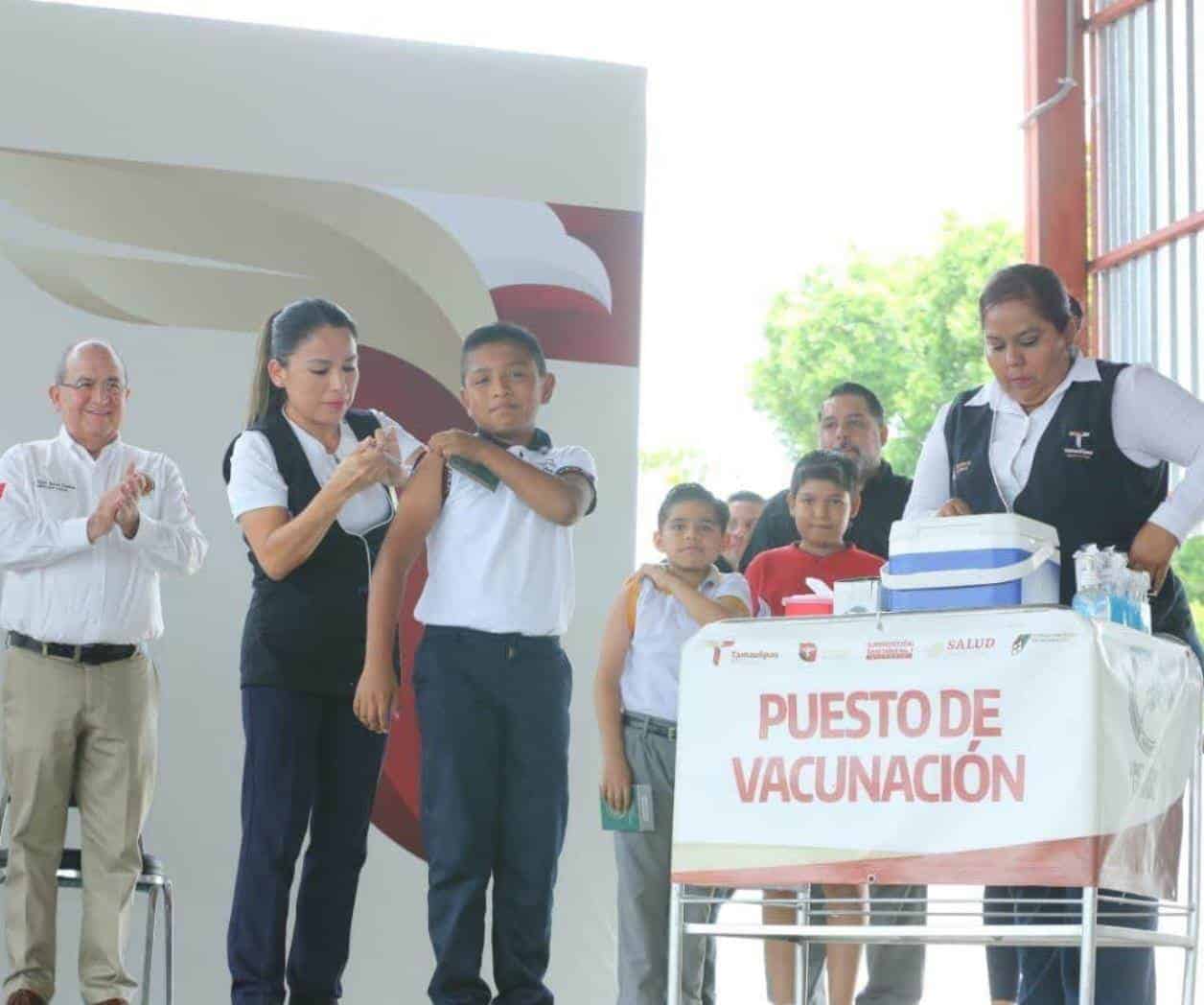 Refuerzan vacunación en planteles escolares