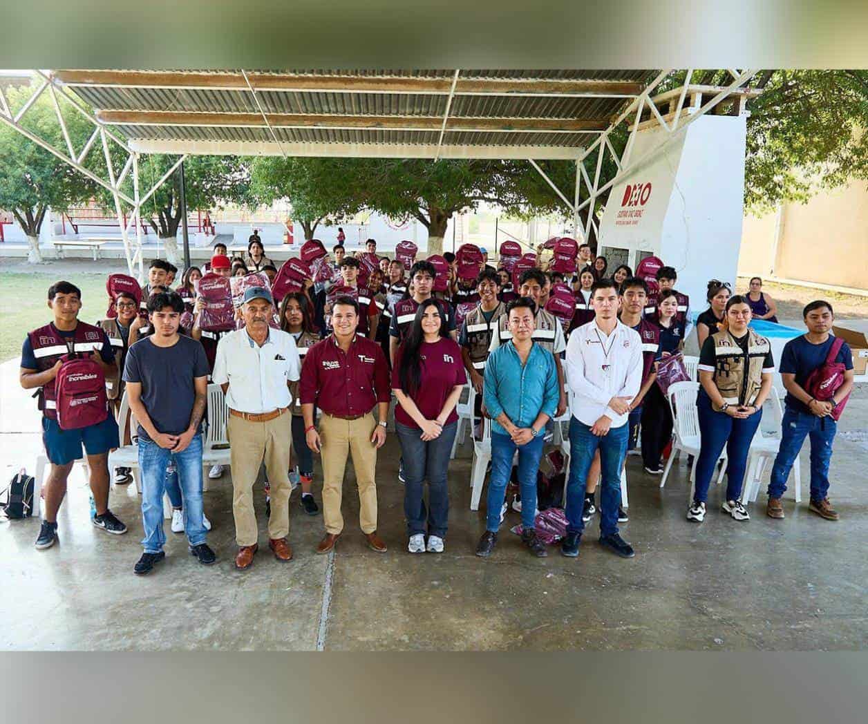 Entrega Nataly los kits de la Juventud