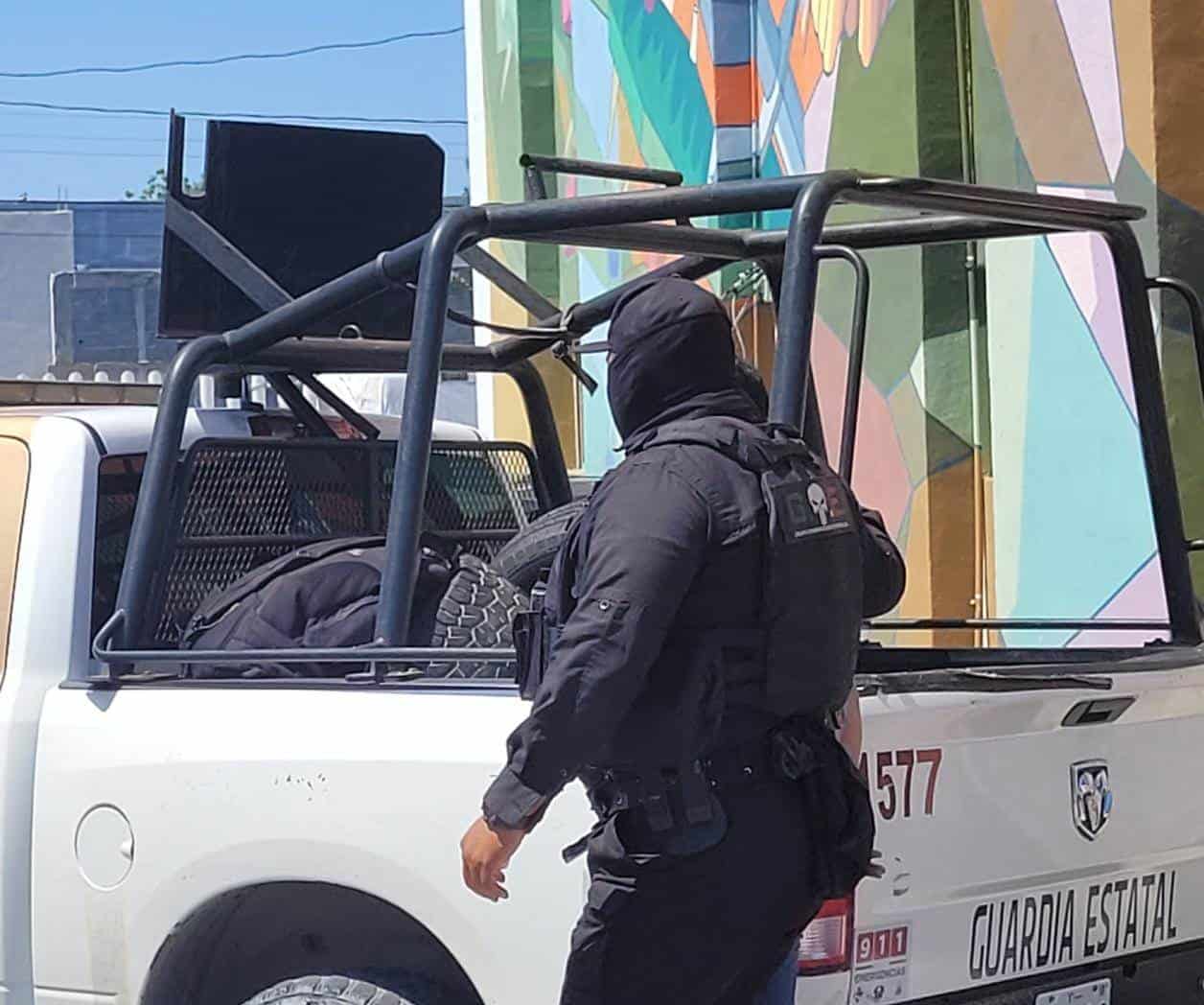 Detienen a hombre haciendo sus necesidades en la calle