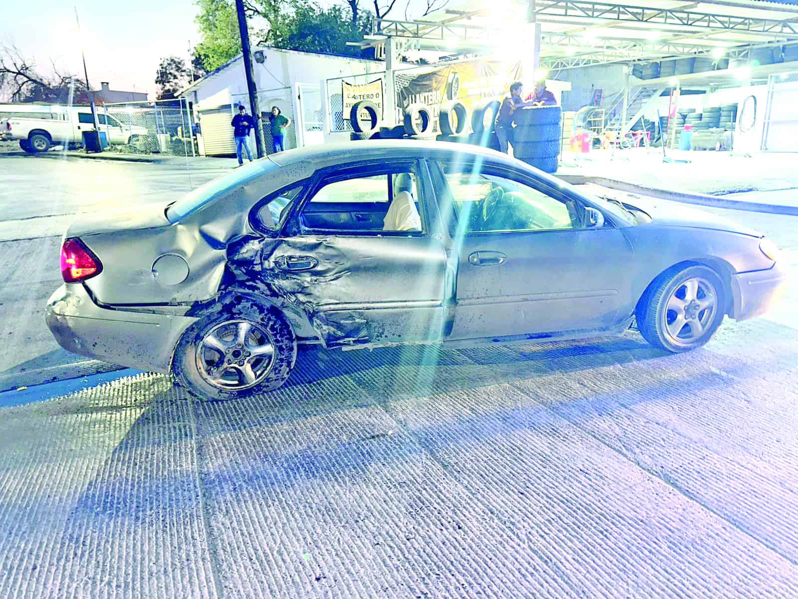 Se atraviesa auto a motociclista y choca