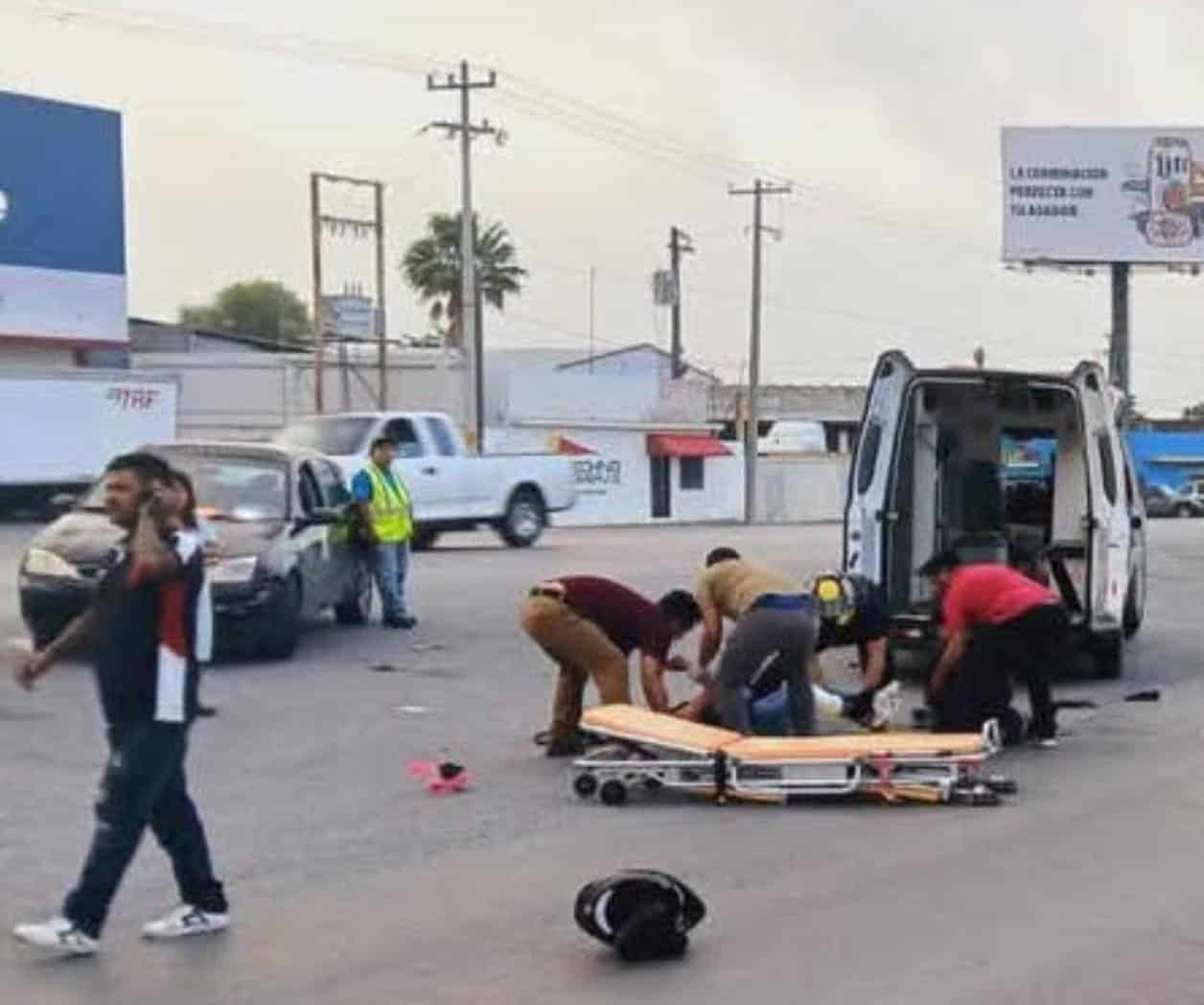 Resulta pareja lesionada al chocar moto con camioneta