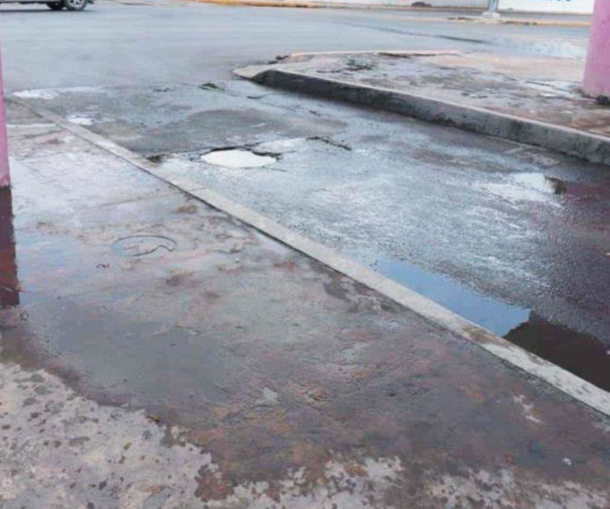 Molesta fuga de agua potable en la Oaxaca