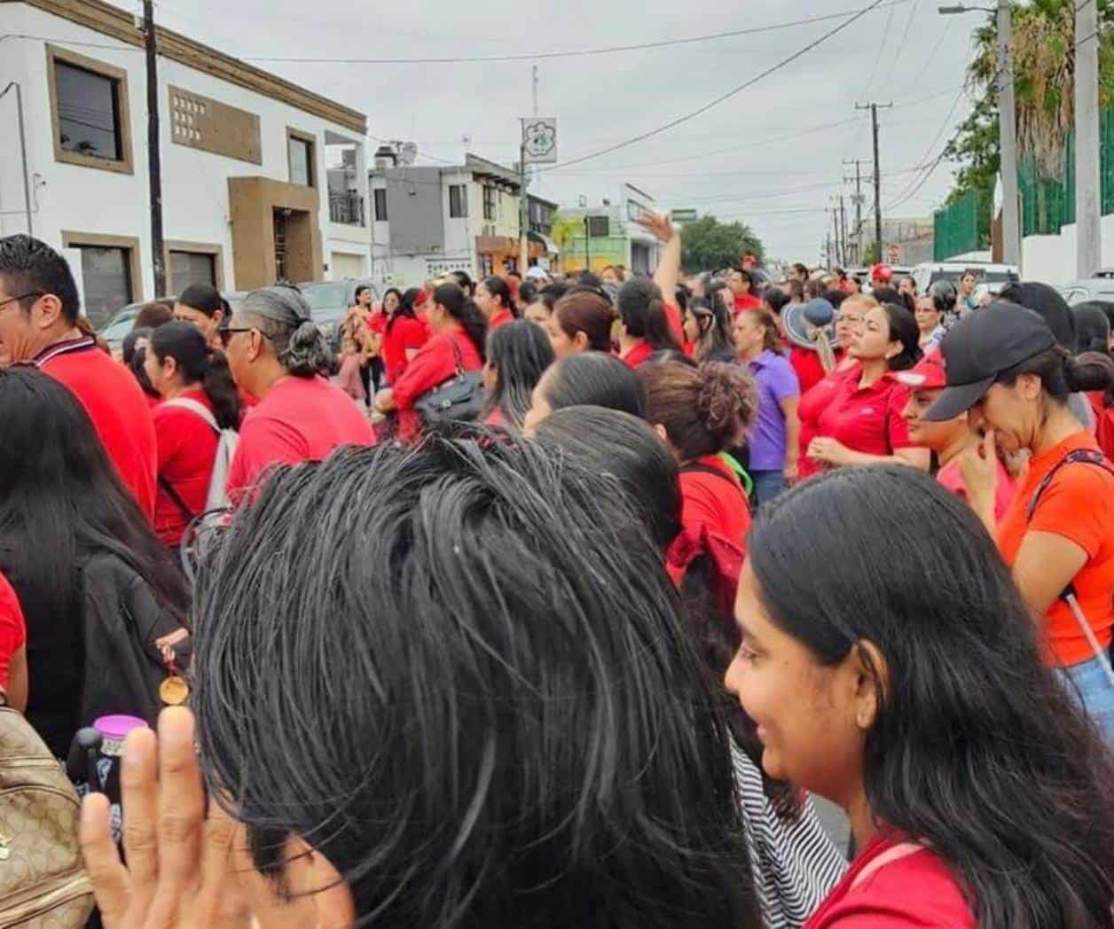 Realizan plantón maestros frente al edificio del Crede