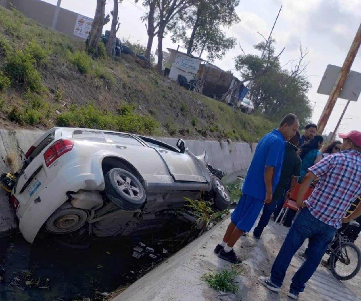 Cae mujer a canal de desagüe